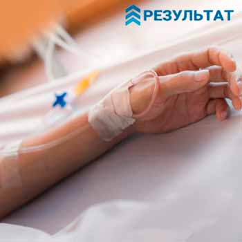 Рука пациента под капельницей
